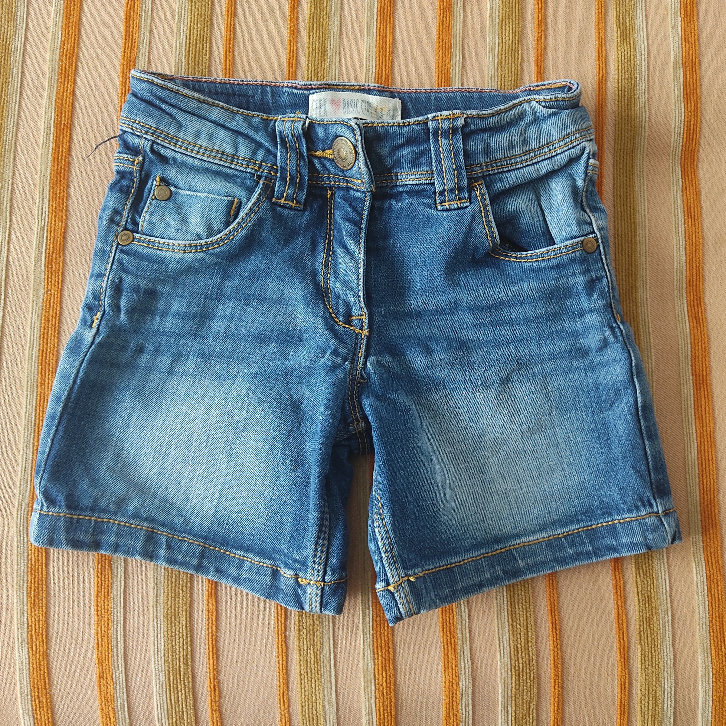 Pantalones vaqueros cortos. Talla 3-4A (104 cm)